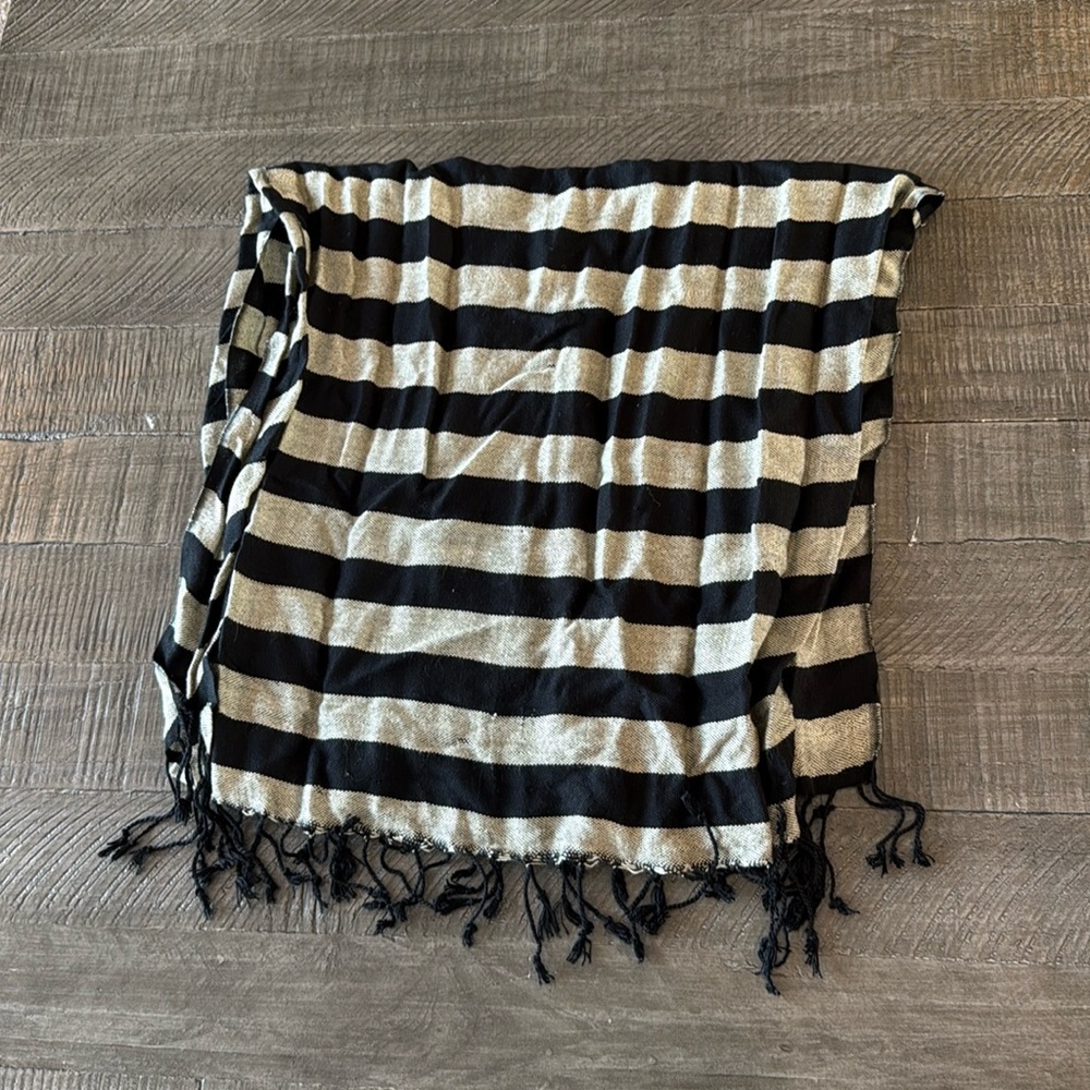 Black and tan scarf. 🧣